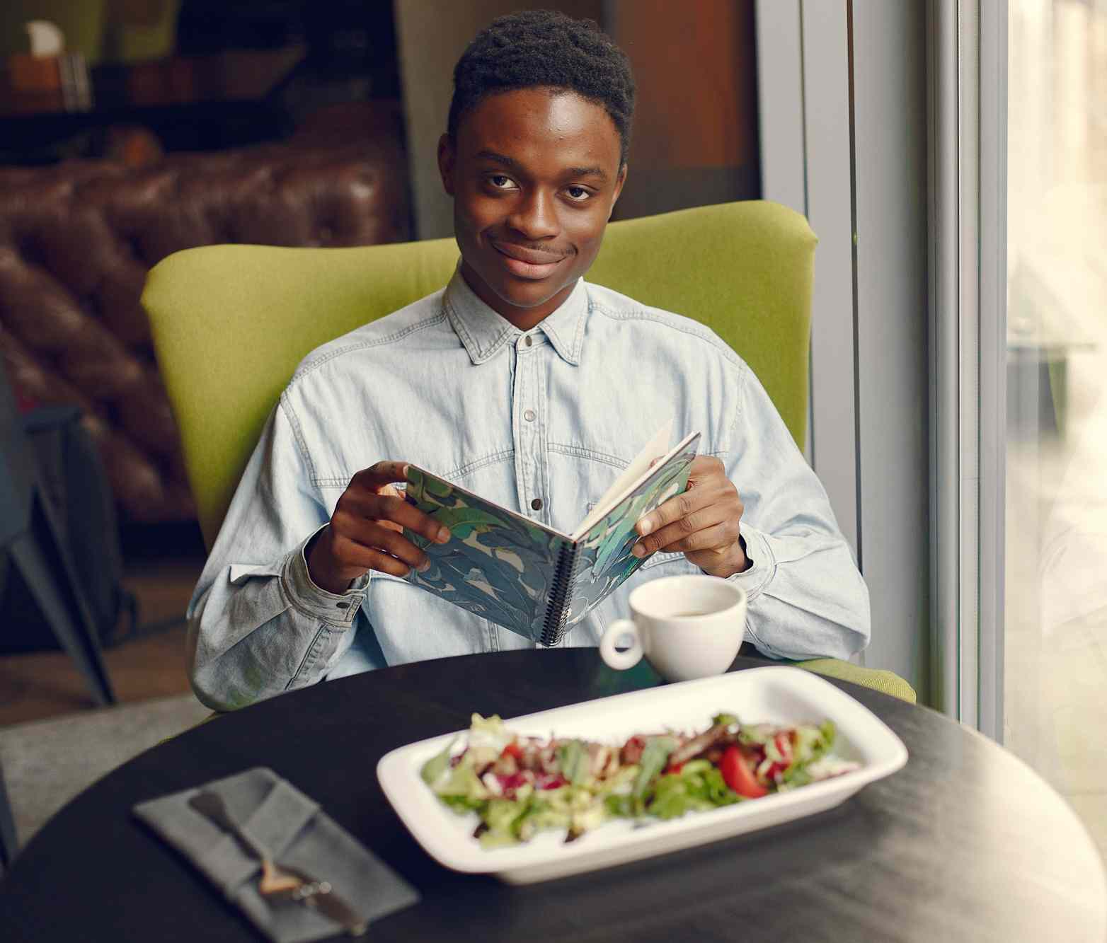 Restaurateur gérant son établissement depuis son smartphone